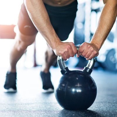 Mann trainiert mit der Kettlebell
