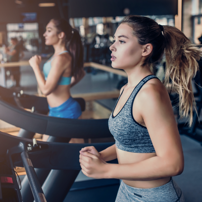 Frauen laufen auf dem Laufband