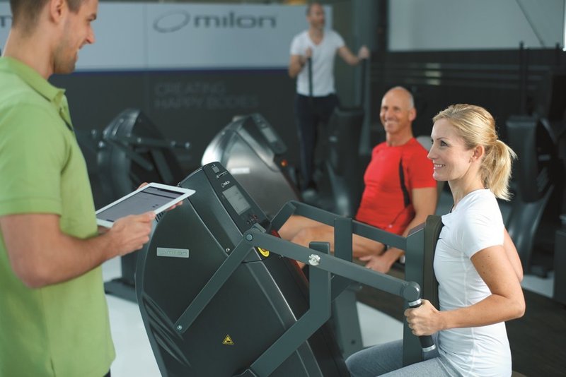 Frau trainiert mit eGym im Fitnessstudio
