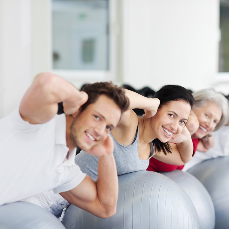 Gruppe trainiert gemeinsam mit dem Gymnastikball