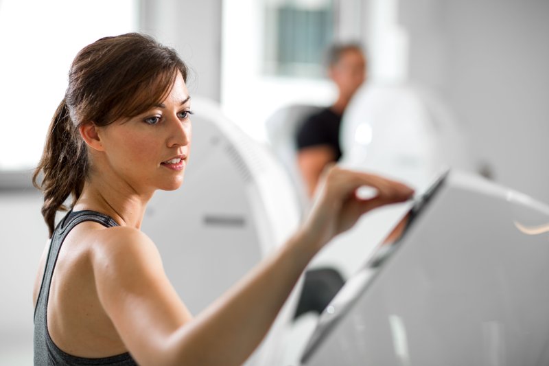 Frau trainiert mit eGym im Fitnessstudio