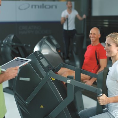 Frau trainiert mit eGym im Fitnessstudio